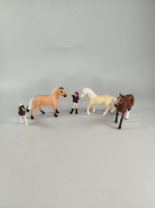 Schleich Reiterhof Set mit Pferden und Reiterin – 5 Figuren
