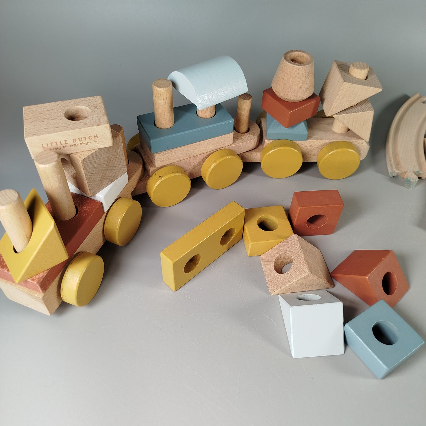 LITTLE DUTCH & Eichorn Holzspielzeug Set - Bunter Zug & Autos, mit Gleisen