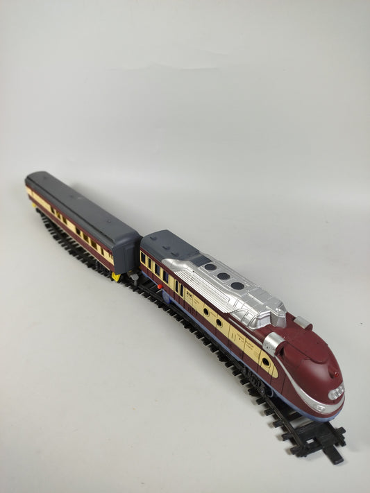 Markenlos Elektrischer Zug mit Schienen