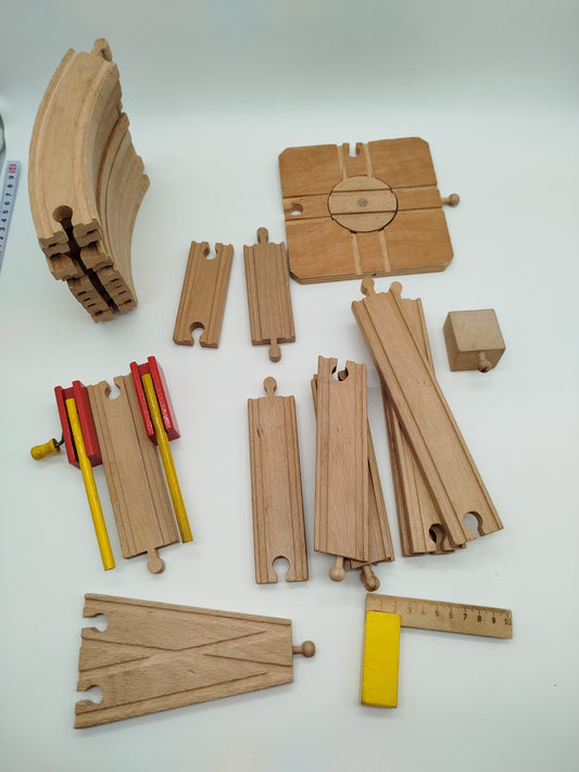 Holzspielzeug Zugspielset – Schienen & Gebäude, Set von 20+ Teilen