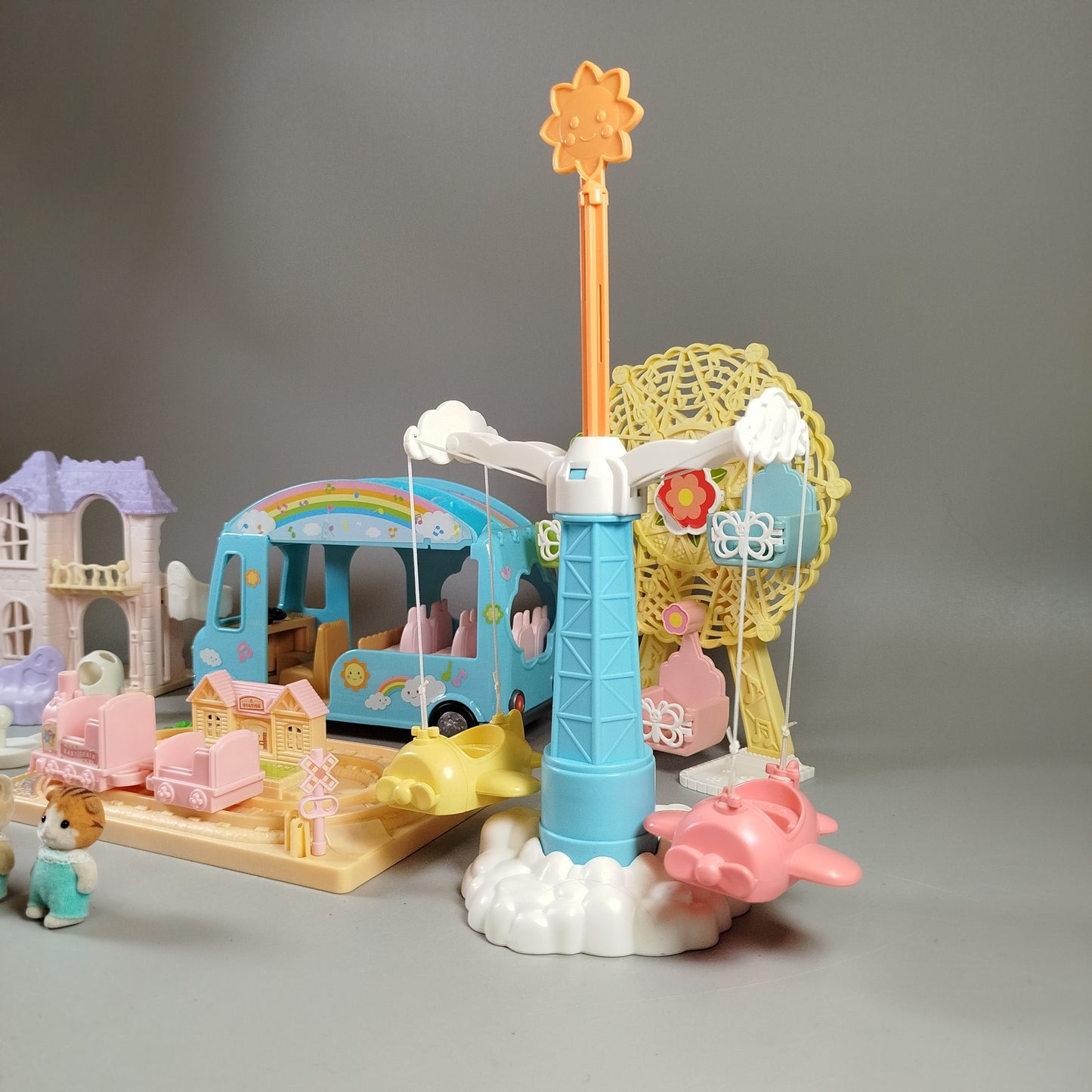 Sylvanian Families – Vergnügungspark mit Karussell, Riesenrad, Bus, Gruselhaus