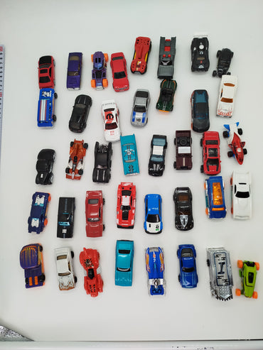 Hot Wheels Modellautos Set – Autotransporter & 44 Fahrzeuge