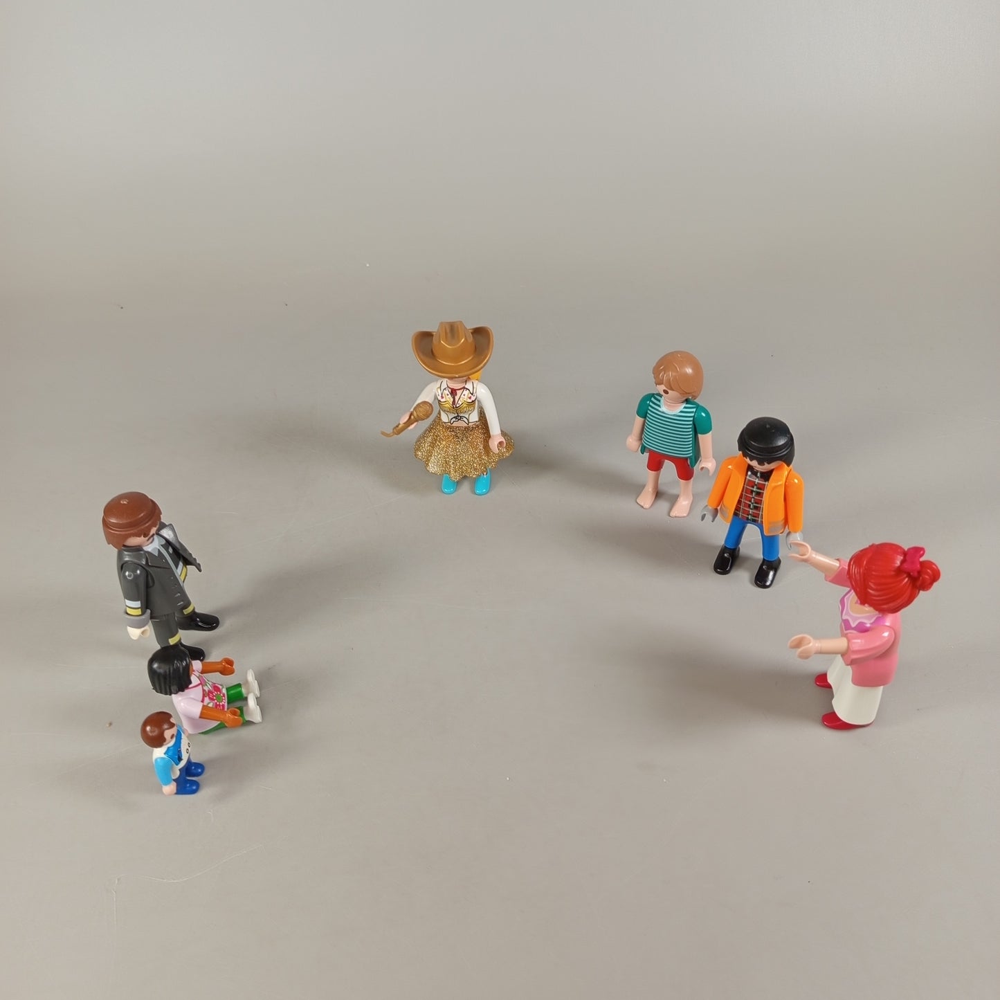 Playmobil Figuren Set von 7 mit Zubehör – Cowboy, Feuerwehr, Freizeitfiguren