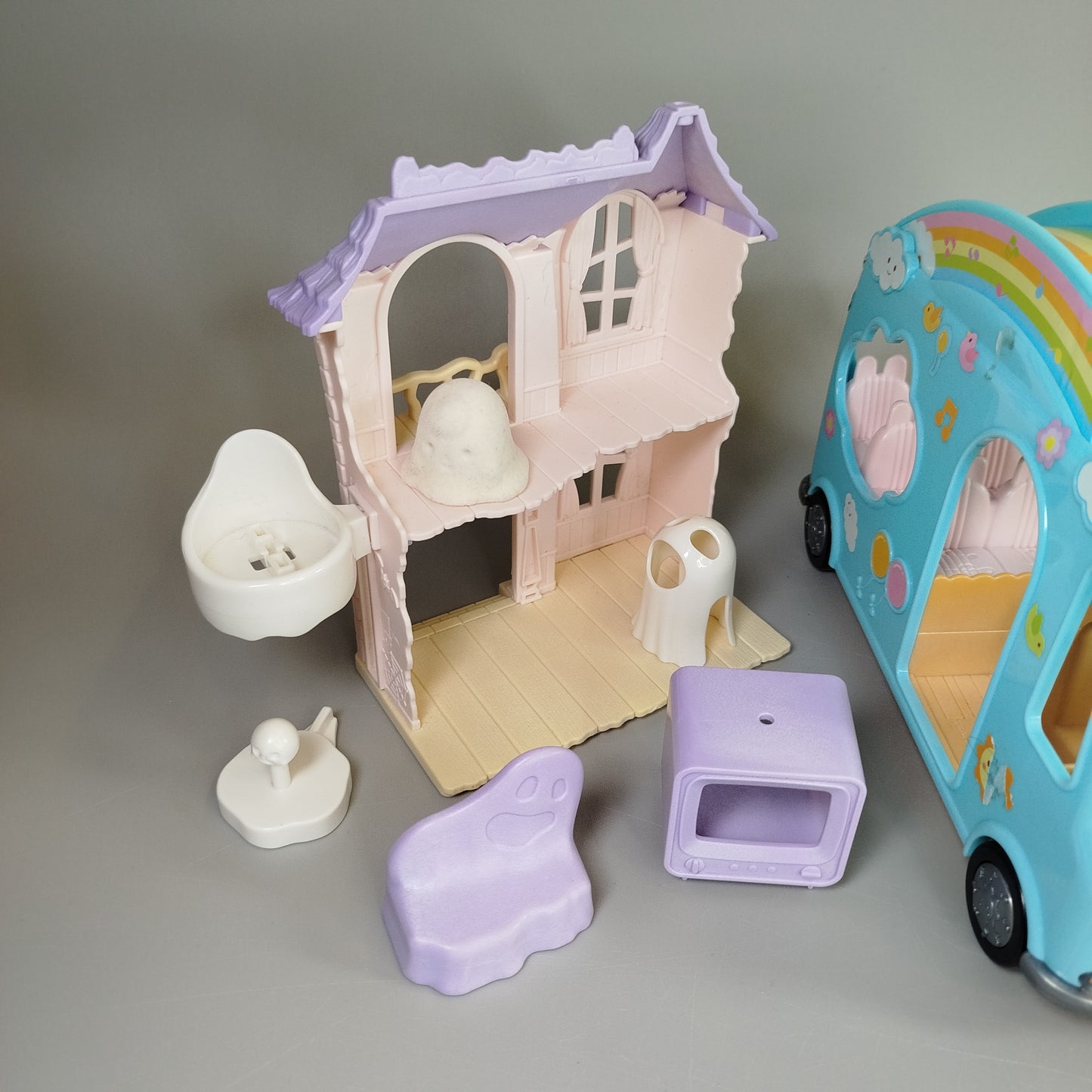 Sylvanian Families – Vergnügungspark mit Karussell, Riesenrad, Bus, Gruselhaus