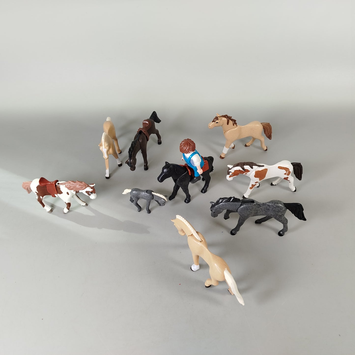 Playmobil Pferde Set – 9 Pferde & 1 Spielfigur, Reiterhof Zubehör