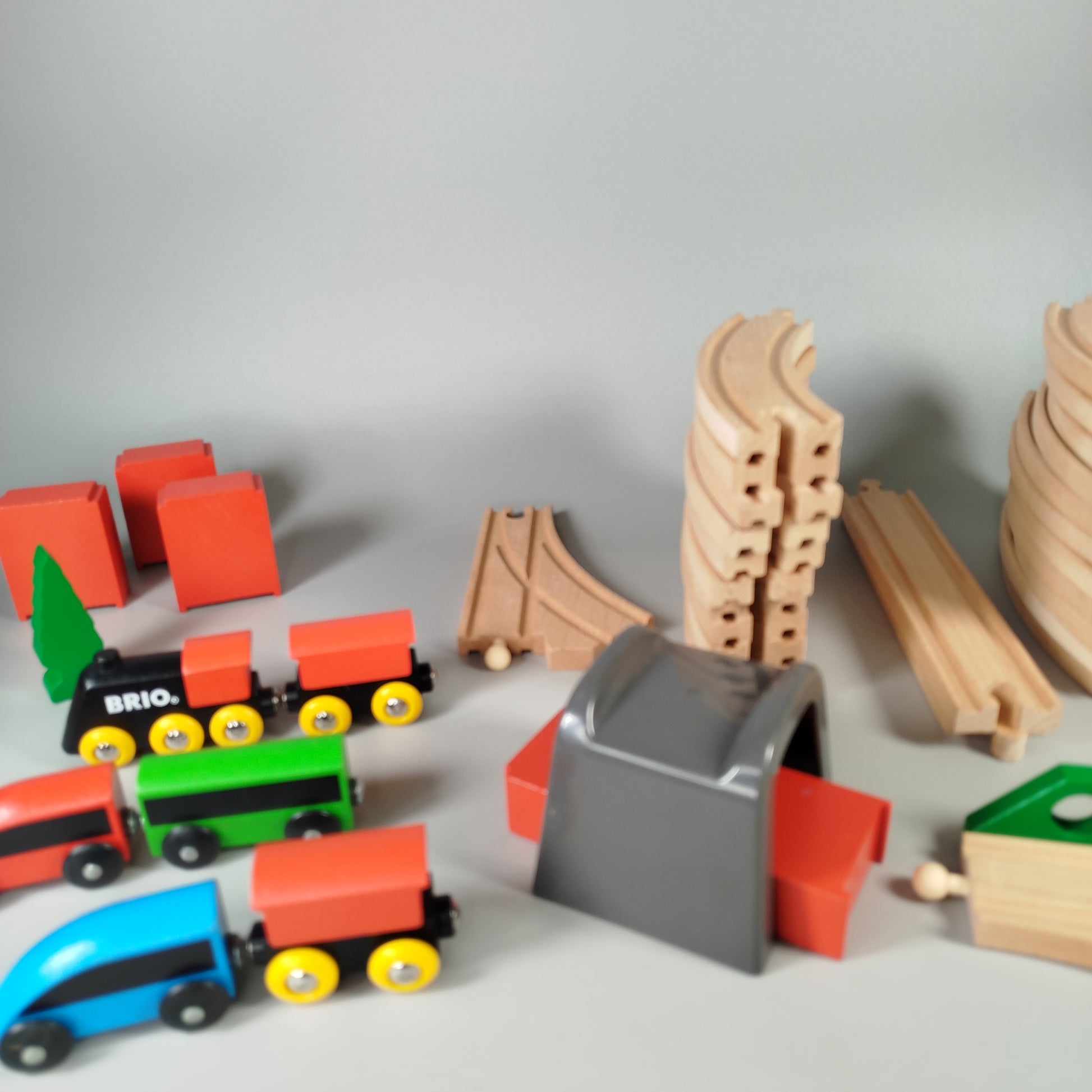 BRIO Holzeisenbahn Set – Schienen, Fahrzeuge, Zubehör