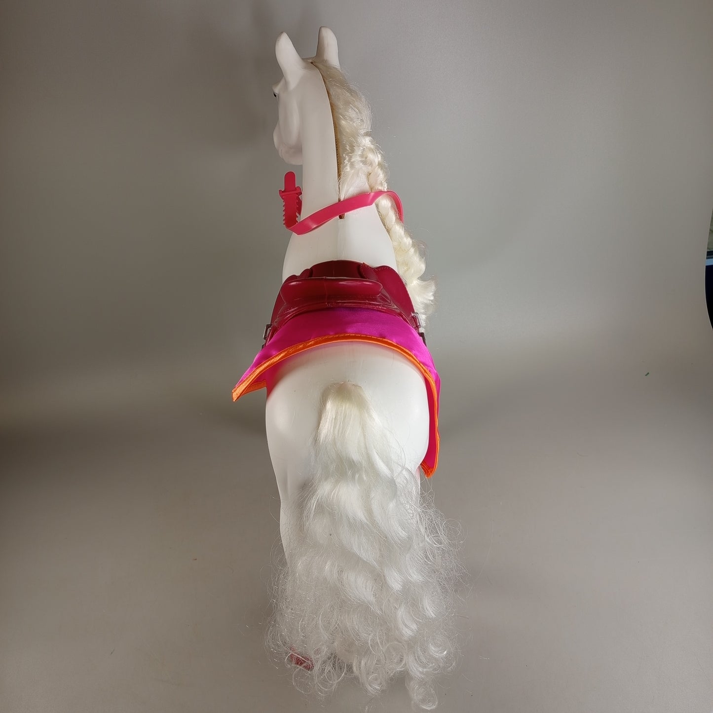 Our Generation Pferdefigur – mit Sattel, Zaumzeug & Zubehör