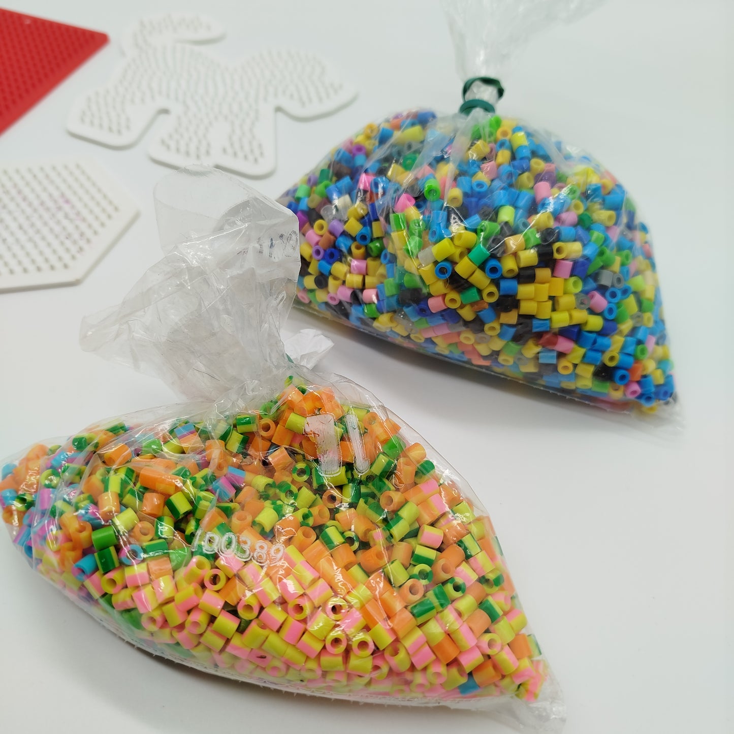 Bügelperlen-Set mit Steckplatten & bunten Perlen