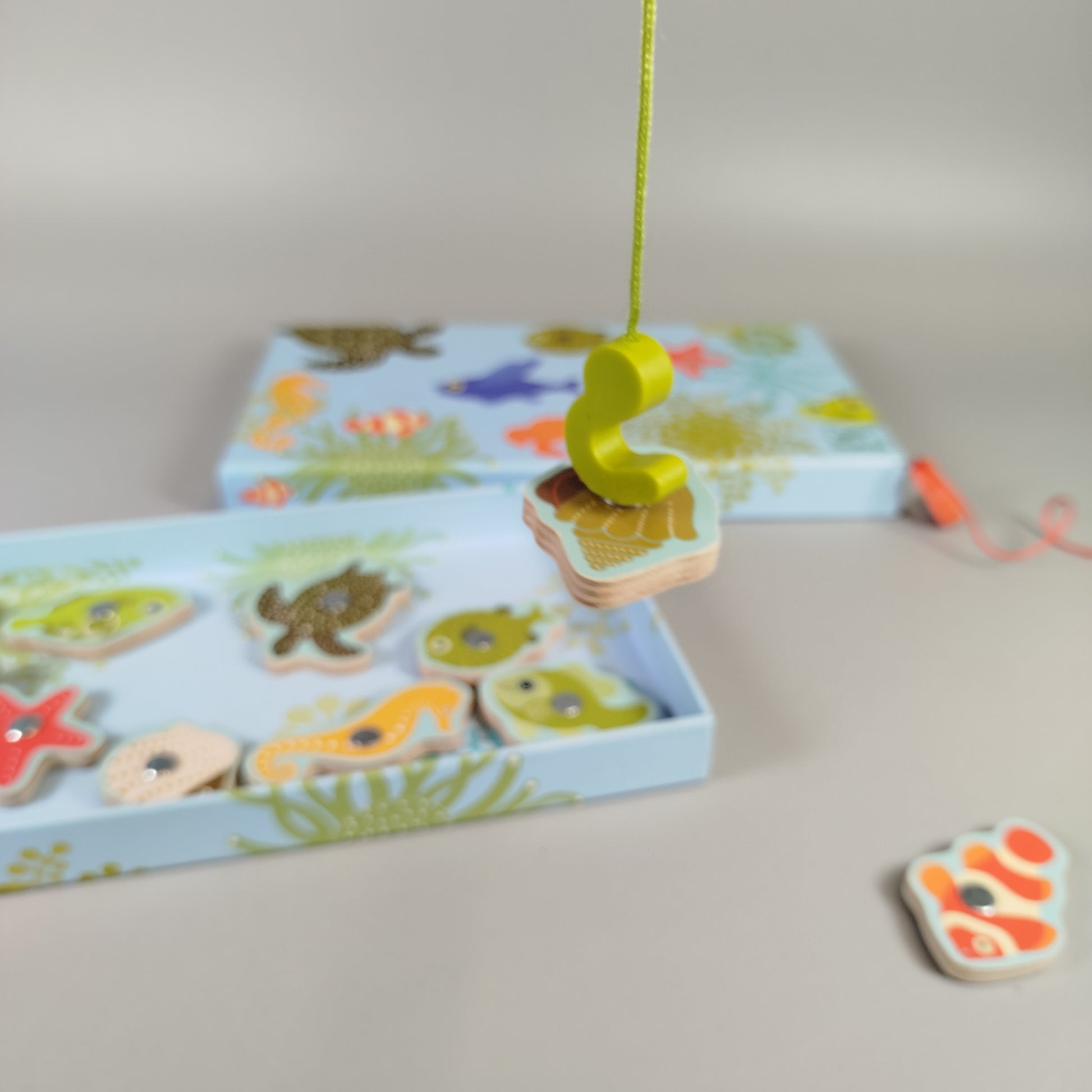 Holzspielzeug Set von 3 – Angelspiel, Tamburin, Steckpuzzle