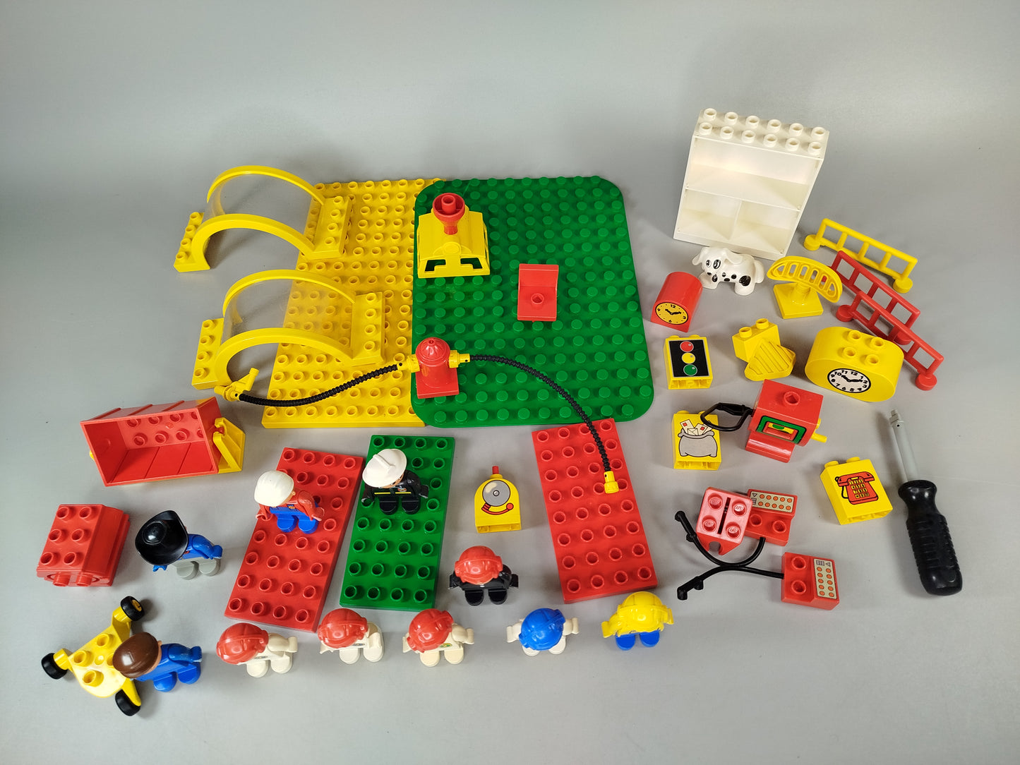 LEGO DUPLO Konvolut ca. 2,5 kg – Fahrzeuge, Figuren & Zubehör