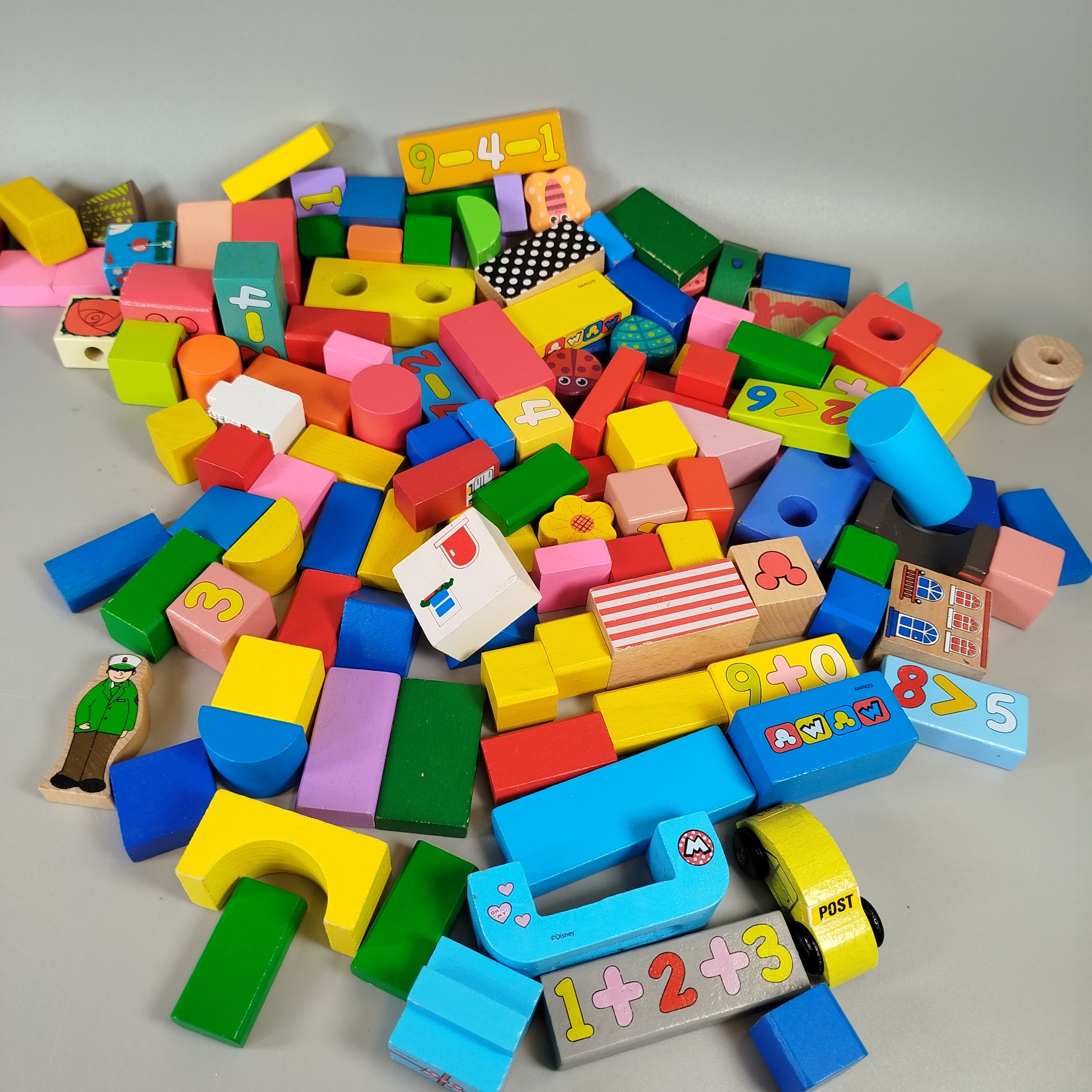 Bunte Holzbausteine mit Motiven und Zahlen – Set