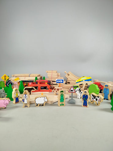 BRIO Holzeisenbahn Set – mit Schienen, Fahrzeugen & Figuren