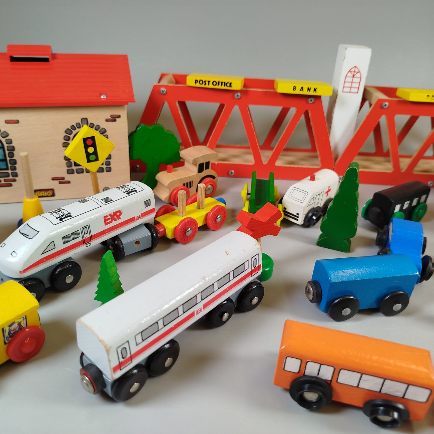 Brio Holzeisenbahn Set - Züge, Schienen & Gebäude, gebraucht