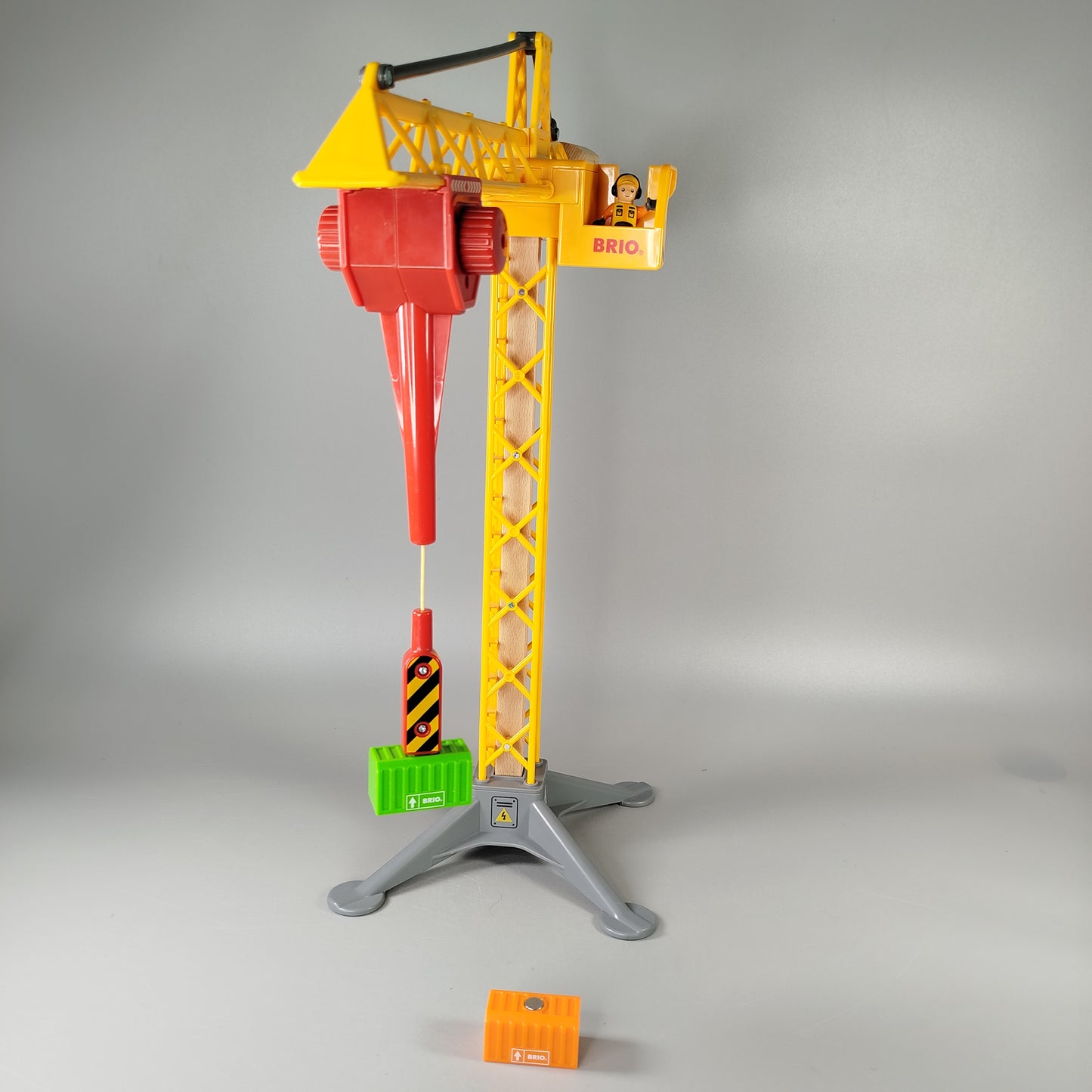 BRIO Holzspielzeug-Kran Set mit 2 Containern, Bauarbeiterfigur