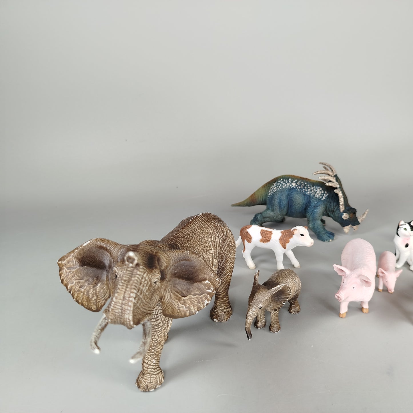 Schleich Tierfigurenset von 10, Elefanten, Hunde, Katzen, Dinosaurier