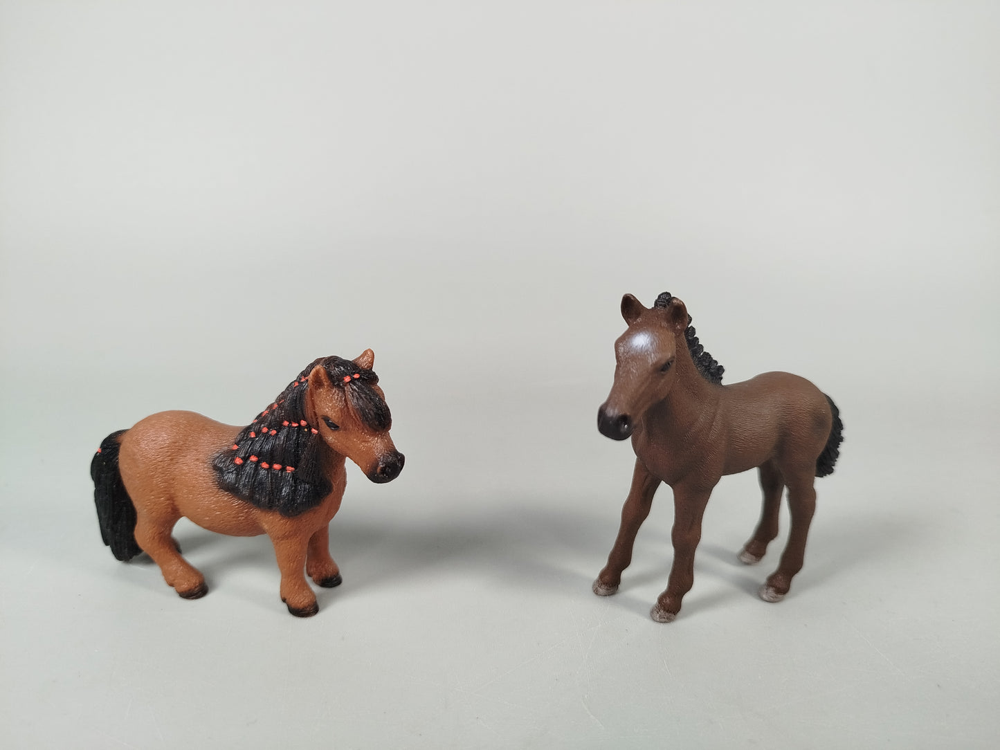 Schleich Tierfiguren Set von 10 – Pferde, Elefant, Gorilla
