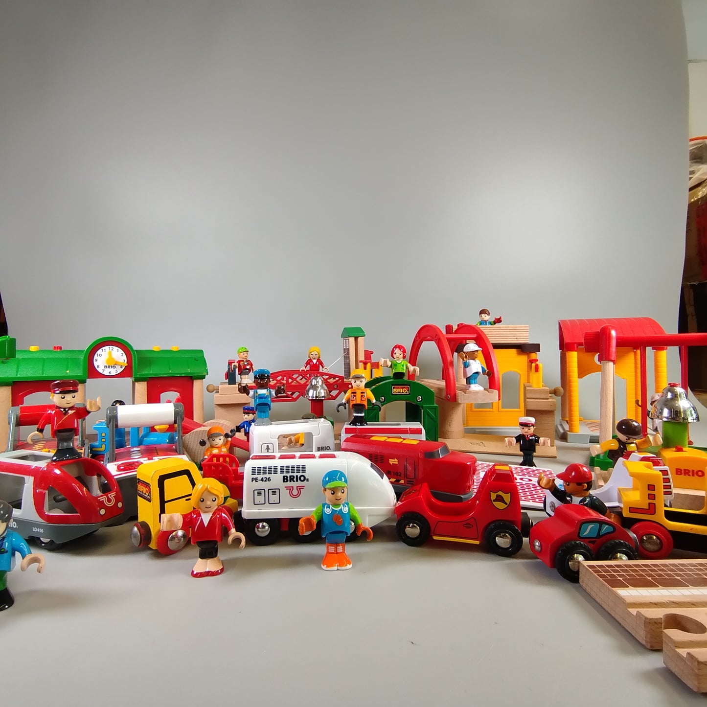 BRIO Holzspielzeug Konvolut- Züge, Häuser & Fahrzeuge