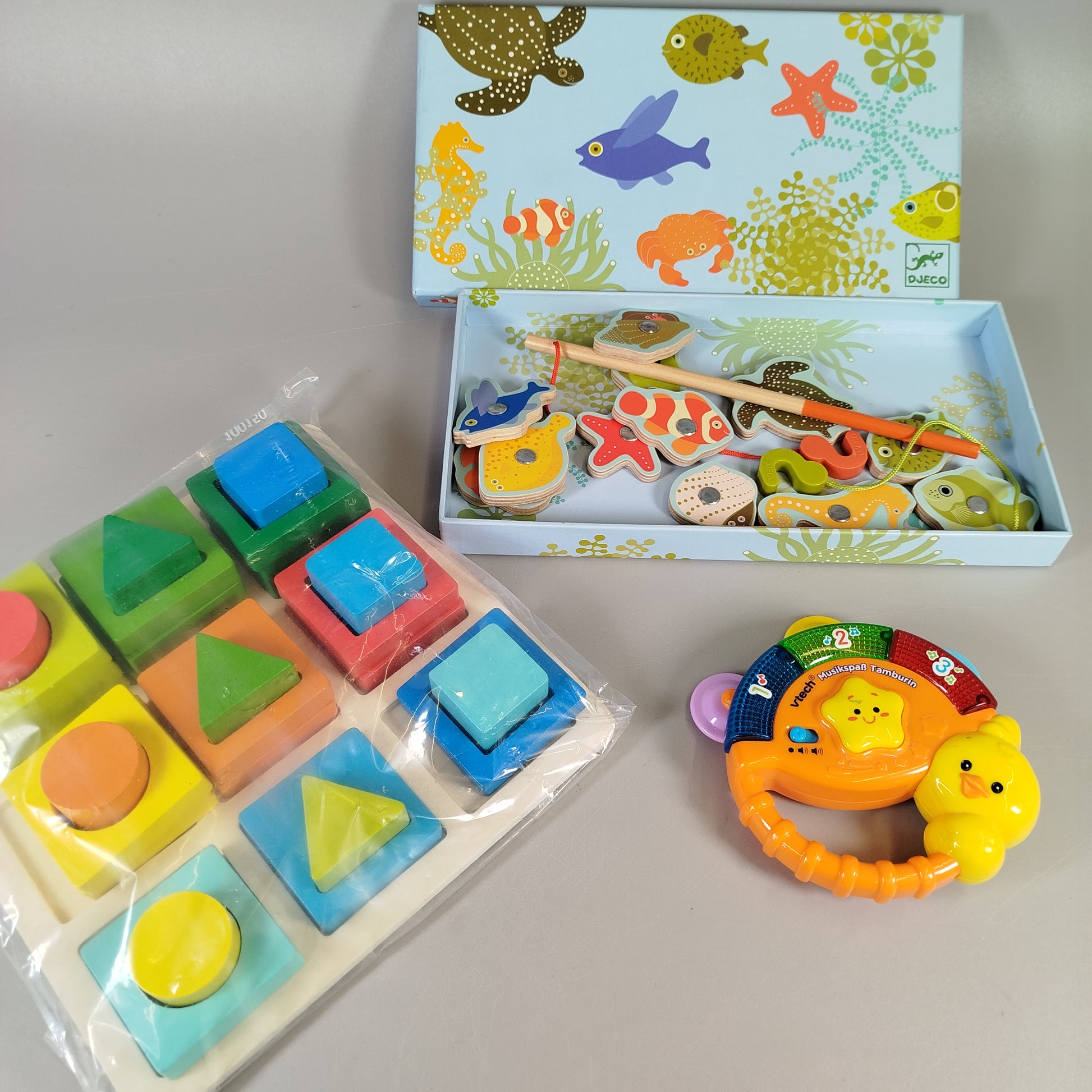 Holzspielzeug Set von 3 – Angelspiel, Tamburin, Steckpuzzle