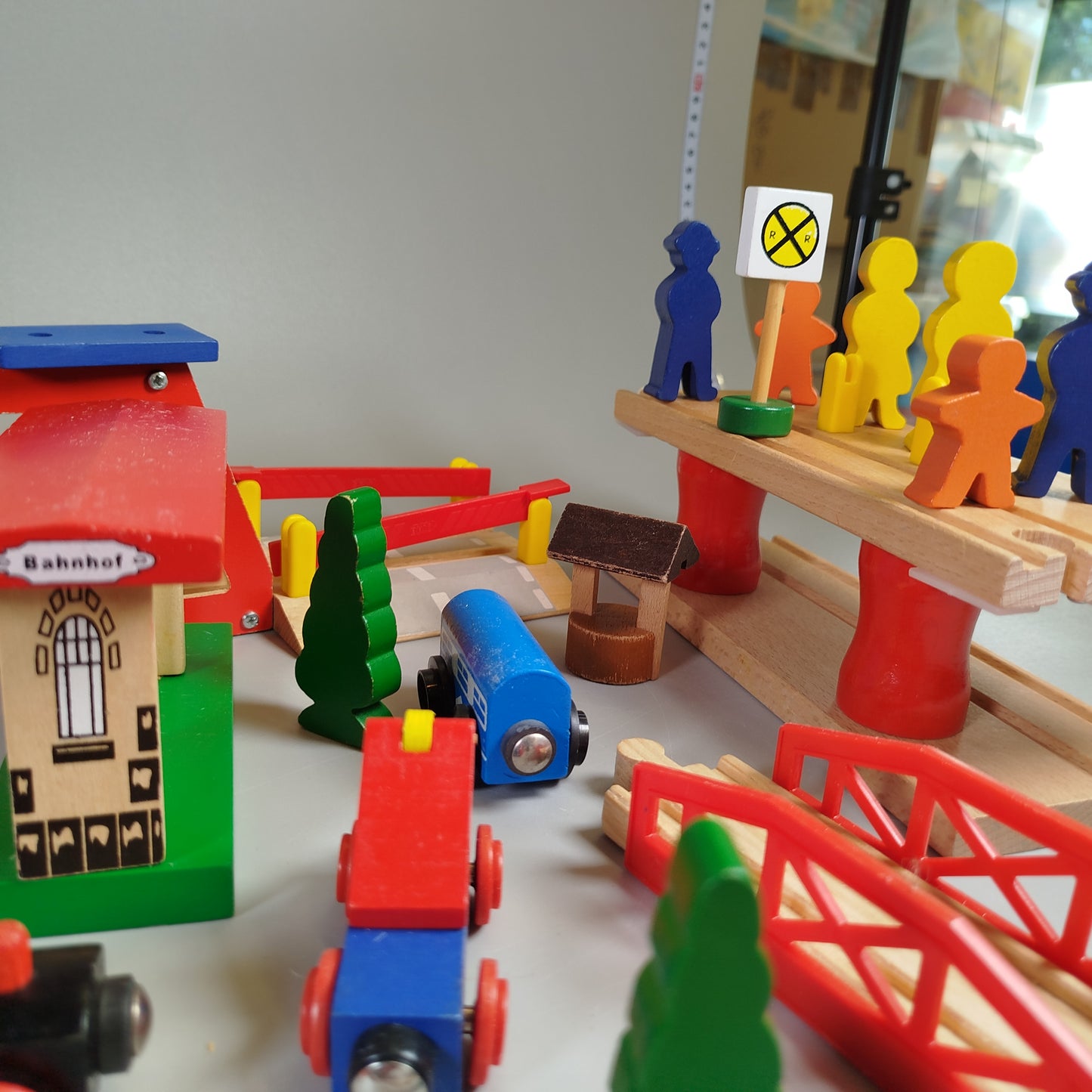 Brio Holzeisenbahn Set - Züge, Schienen & Gebäude, gebraucht