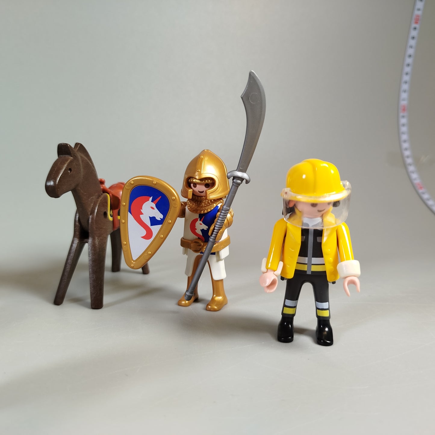 Playmobil Figuren-Set – Polizisten, Ritter, Feuerwehr – 7 Stück