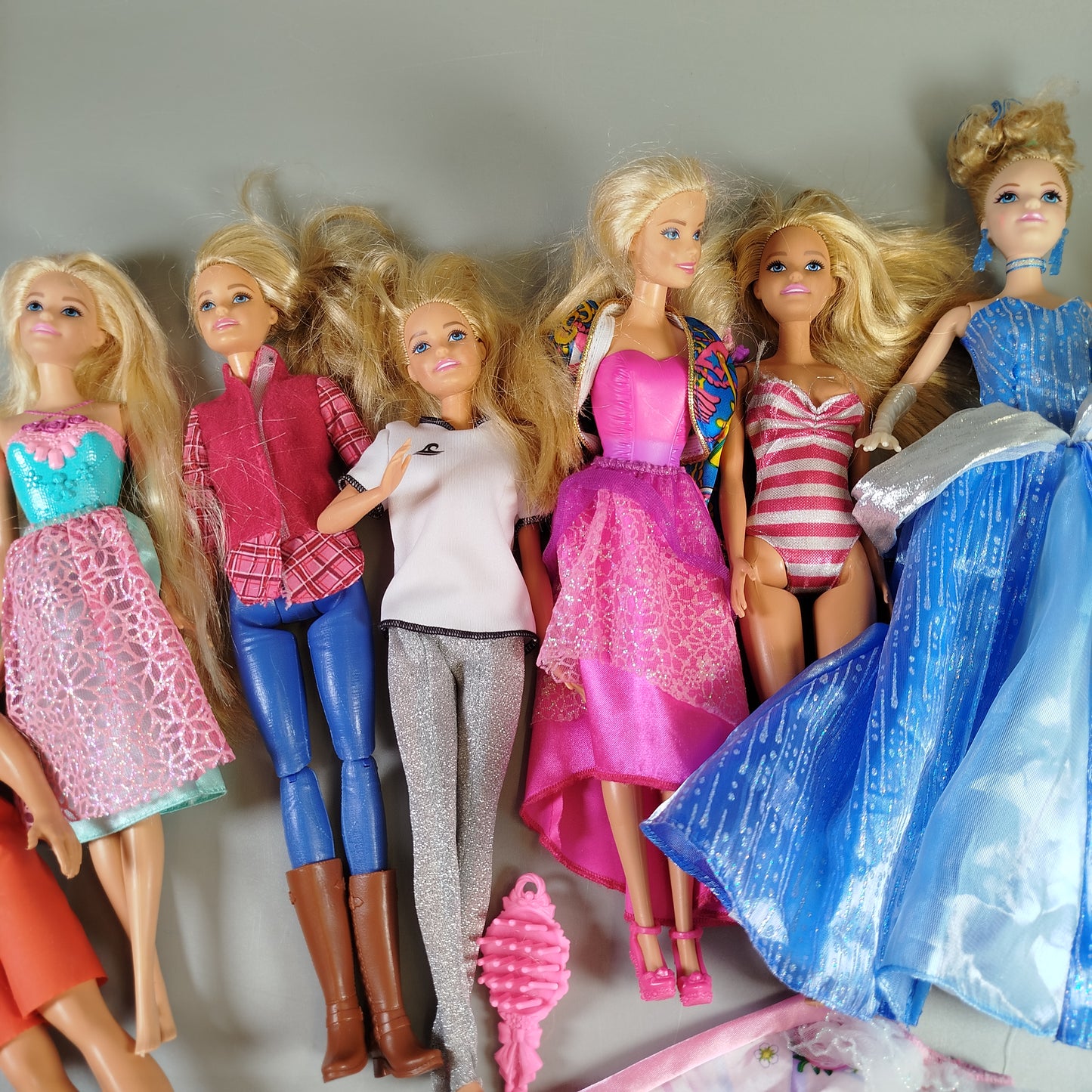 Mattel Modepuppen Set von 09- Verschiedene Outfits & Accessoires