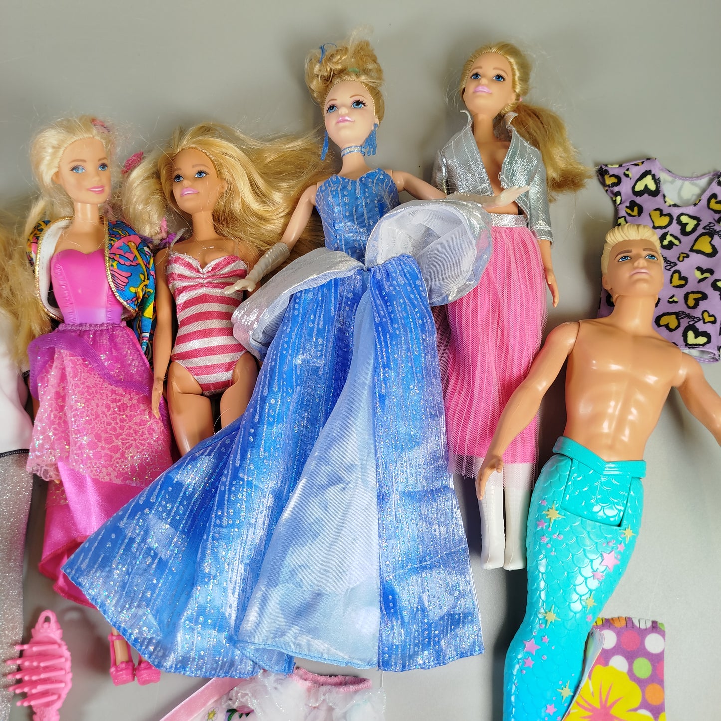 Mattel Modepuppen Set von 09- Verschiedene Outfits & Accessoires