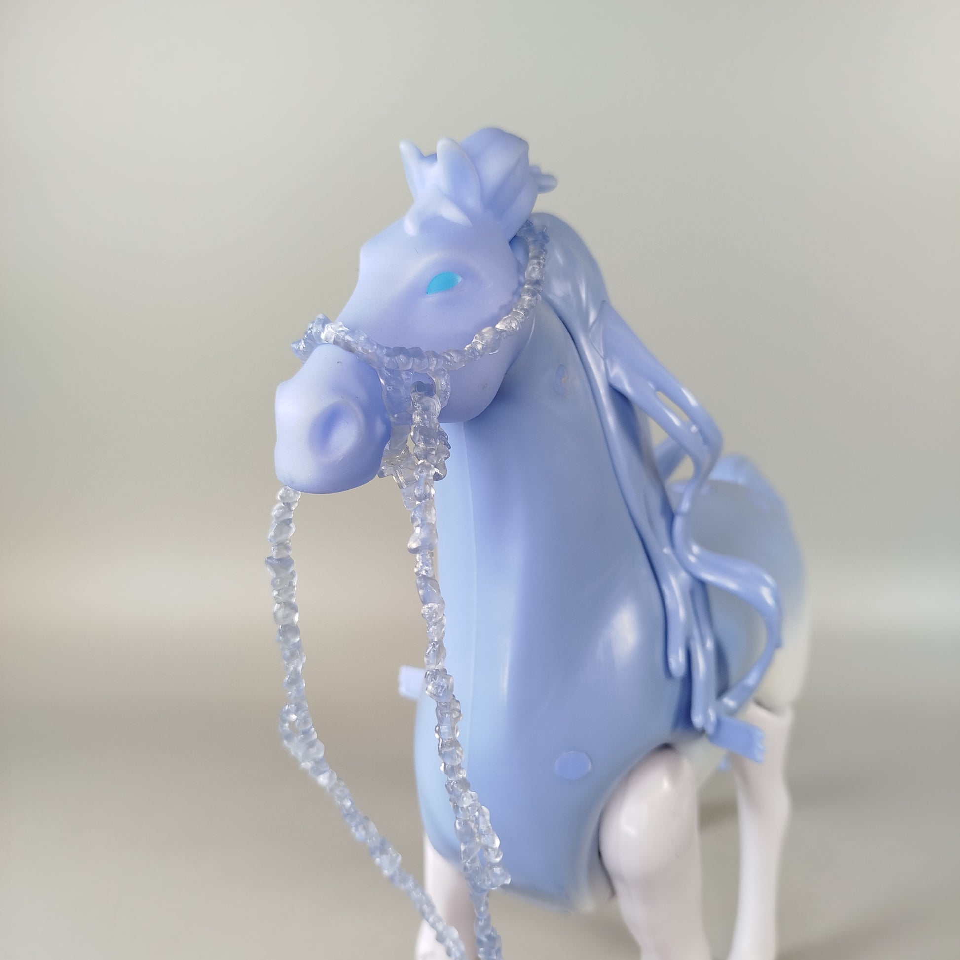 Hasbro Pferdefigur – Fantasie Design mit beweglichen Beinen