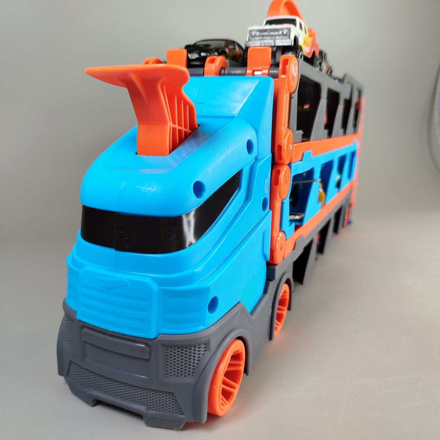 Hot Wheels Transporter & Rennstrecke Set mit 21 Autos, gut