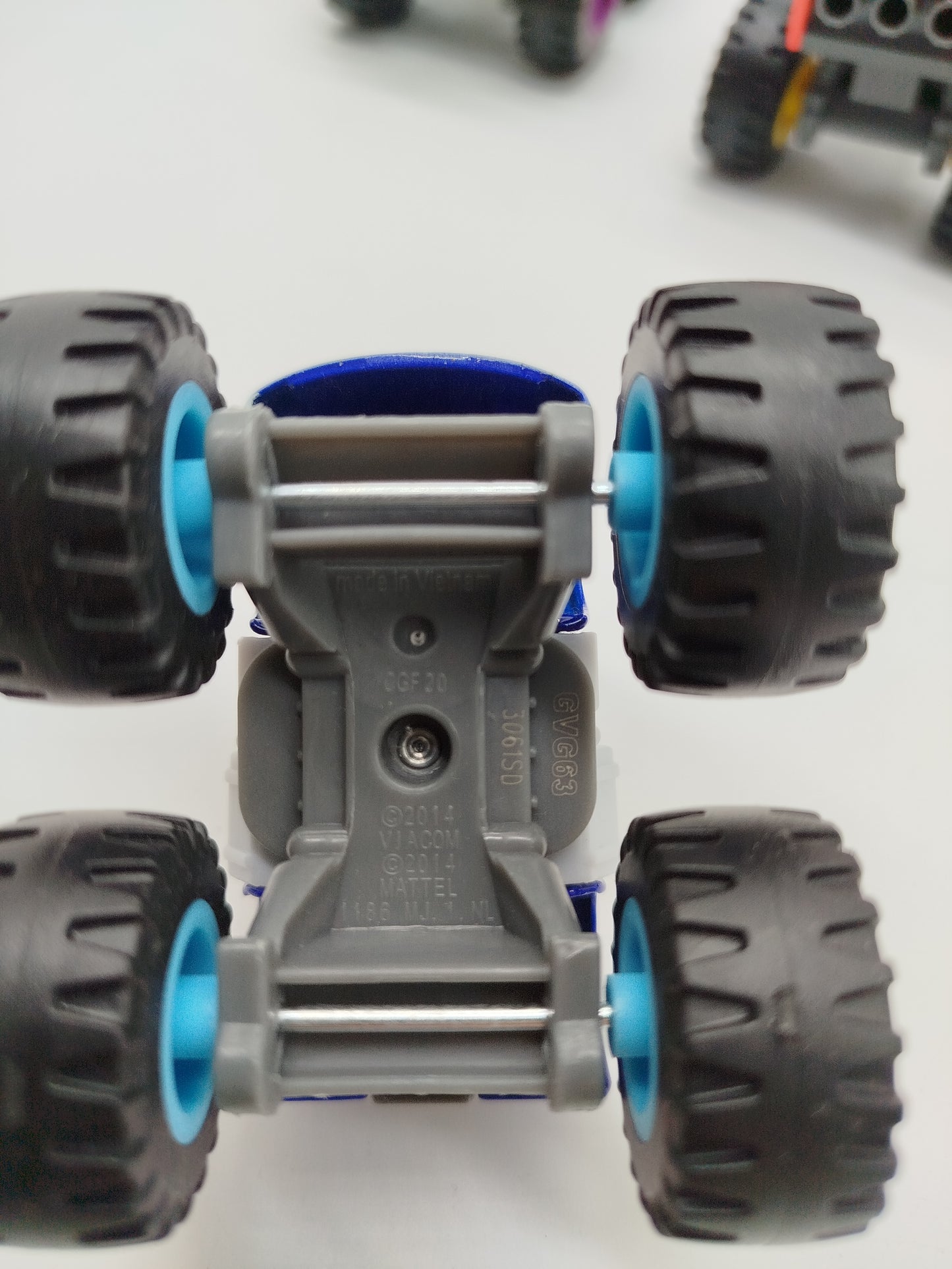2 Hot Wheels Monster Trucks und 4 Mattel Monster Trucks - Set