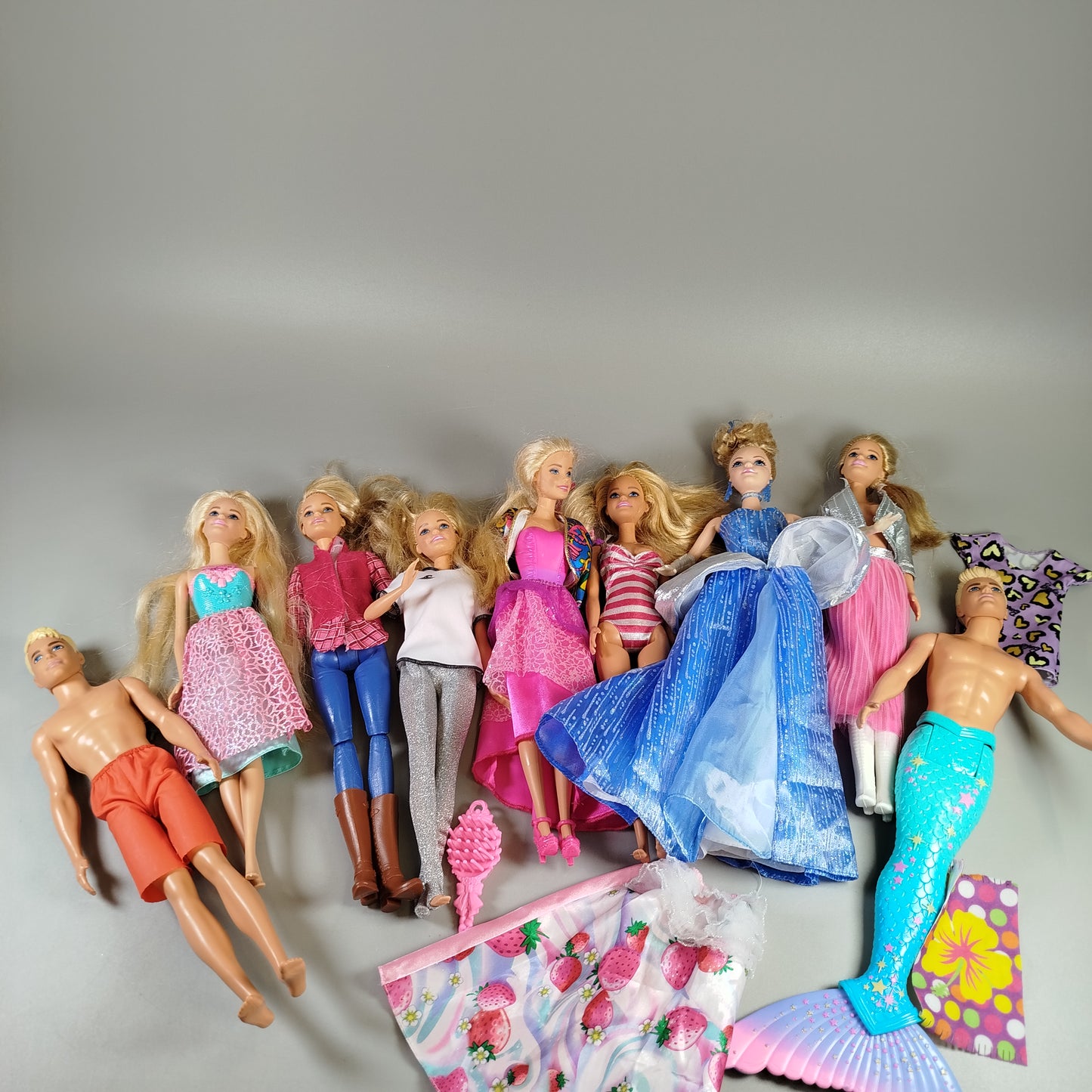 Mattel Modepuppen Set von 09- Verschiedene Outfits & Accessoires