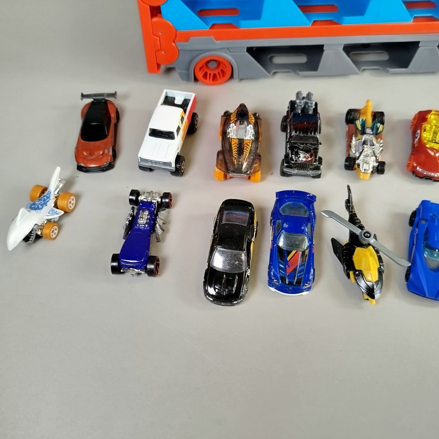 Hot Wheels Transporter & Rennstrecke Set mit 21 Autos, gut