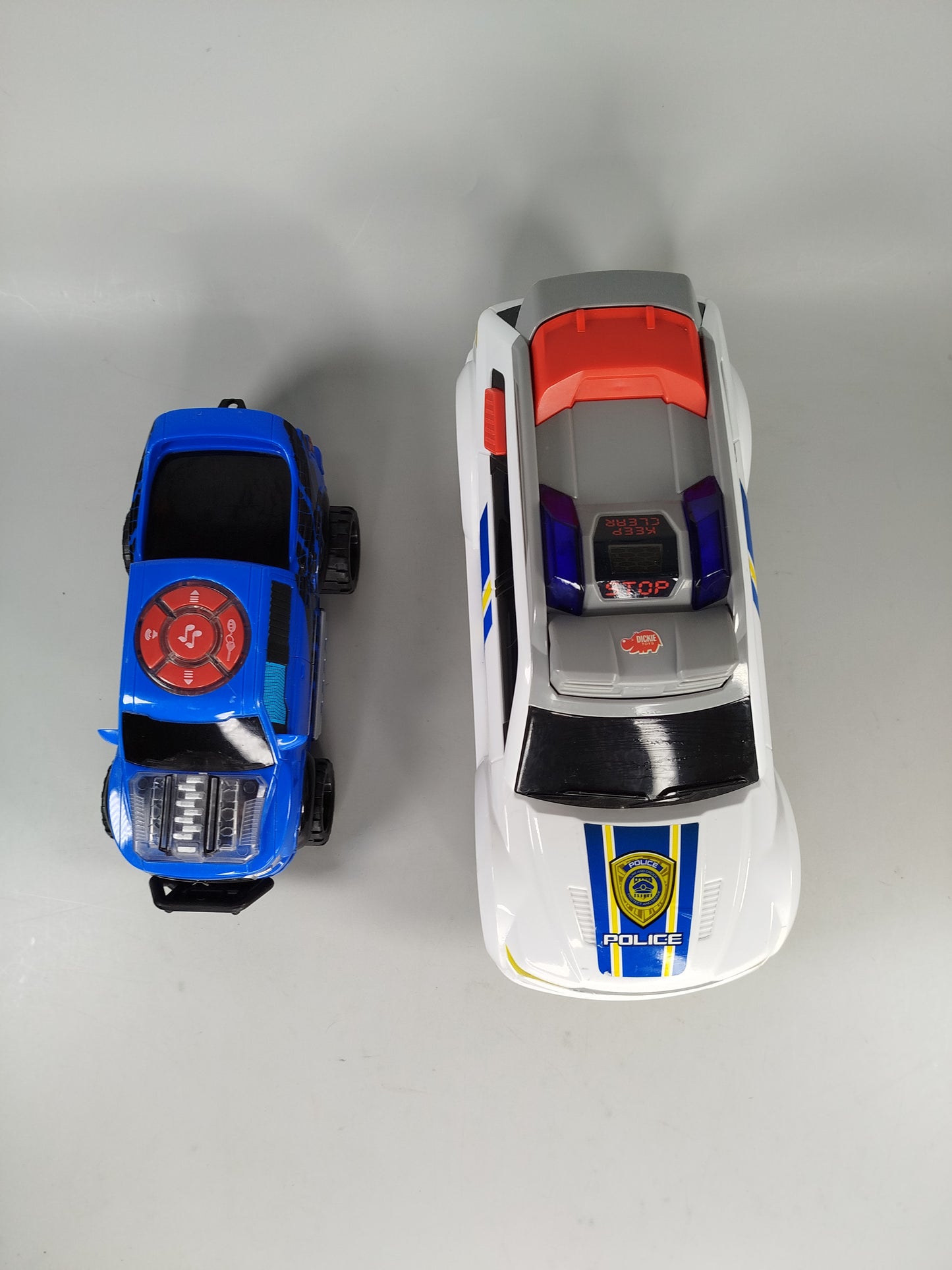 Spielzeugautos - Polizeiwagen und Monstertruck