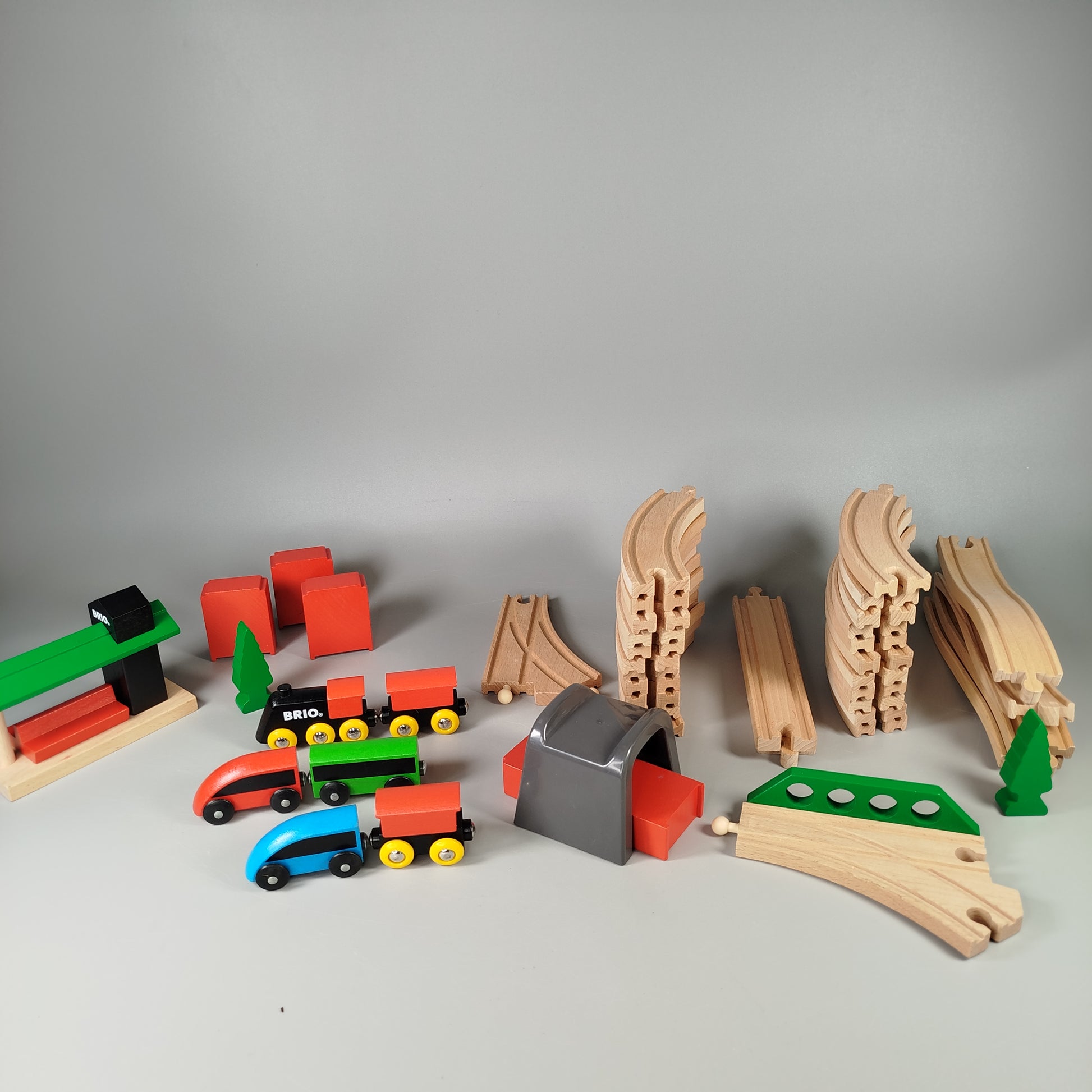 BRIO Holzeisenbahn Set – Schienen, Fahrzeuge, Zubehör