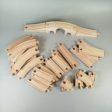 Großes Holzeisenbahn-Set mit Zügen und Zubehör