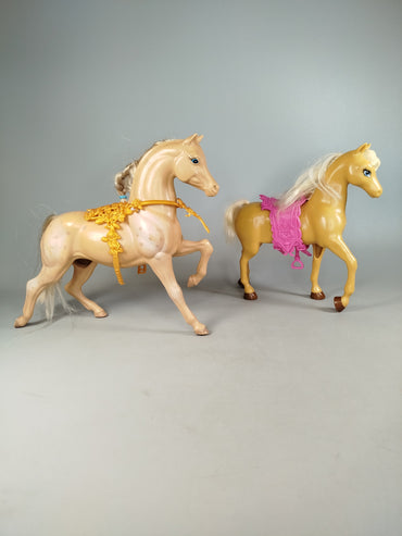 Mattel Bundle Set von 2 Pferdefiguren mit Sattel & Zaumzeug