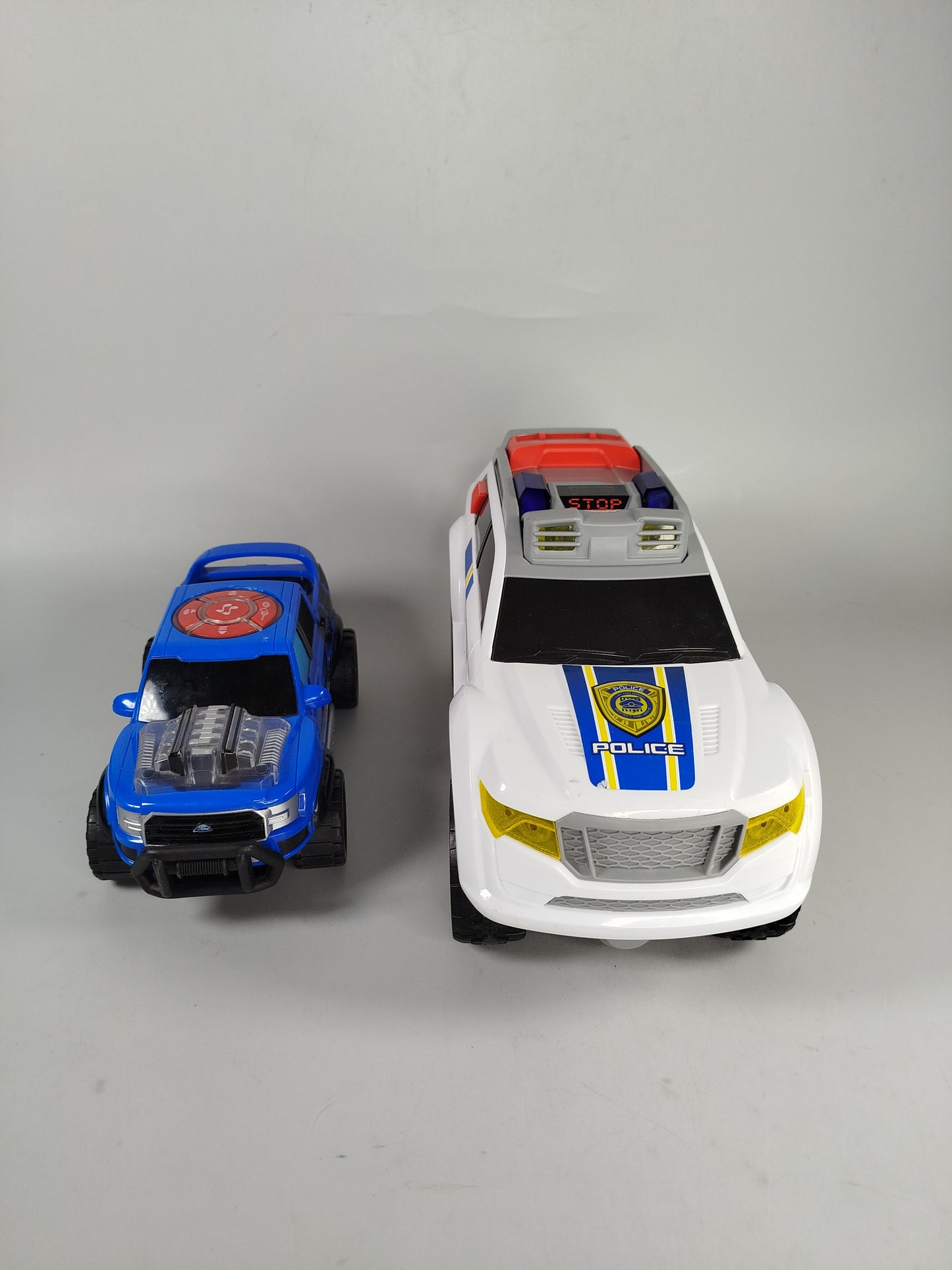 Spielzeugautos - Polizeiwagen und Monstertruck