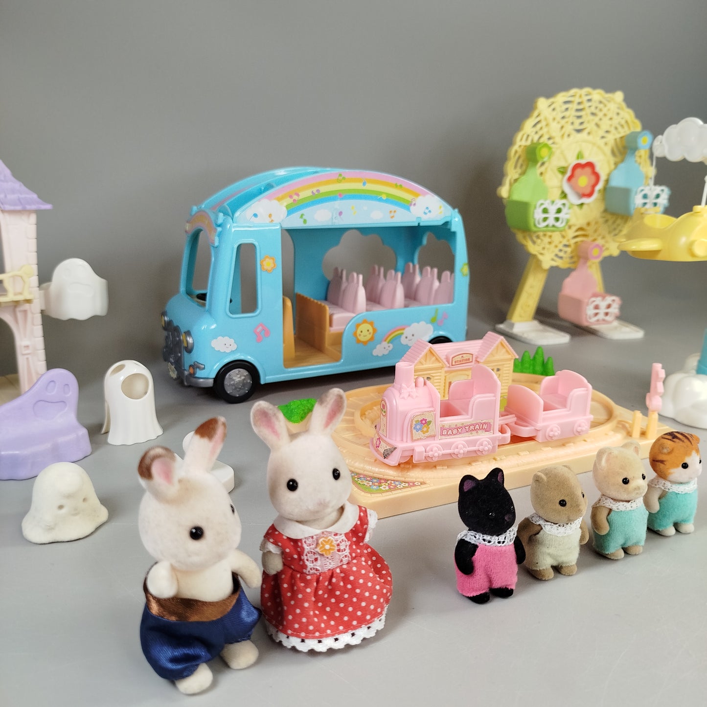 Sylvanian Families – Vergnügungspark mit Karussell, Riesenrad, Bus, Gruselhaus