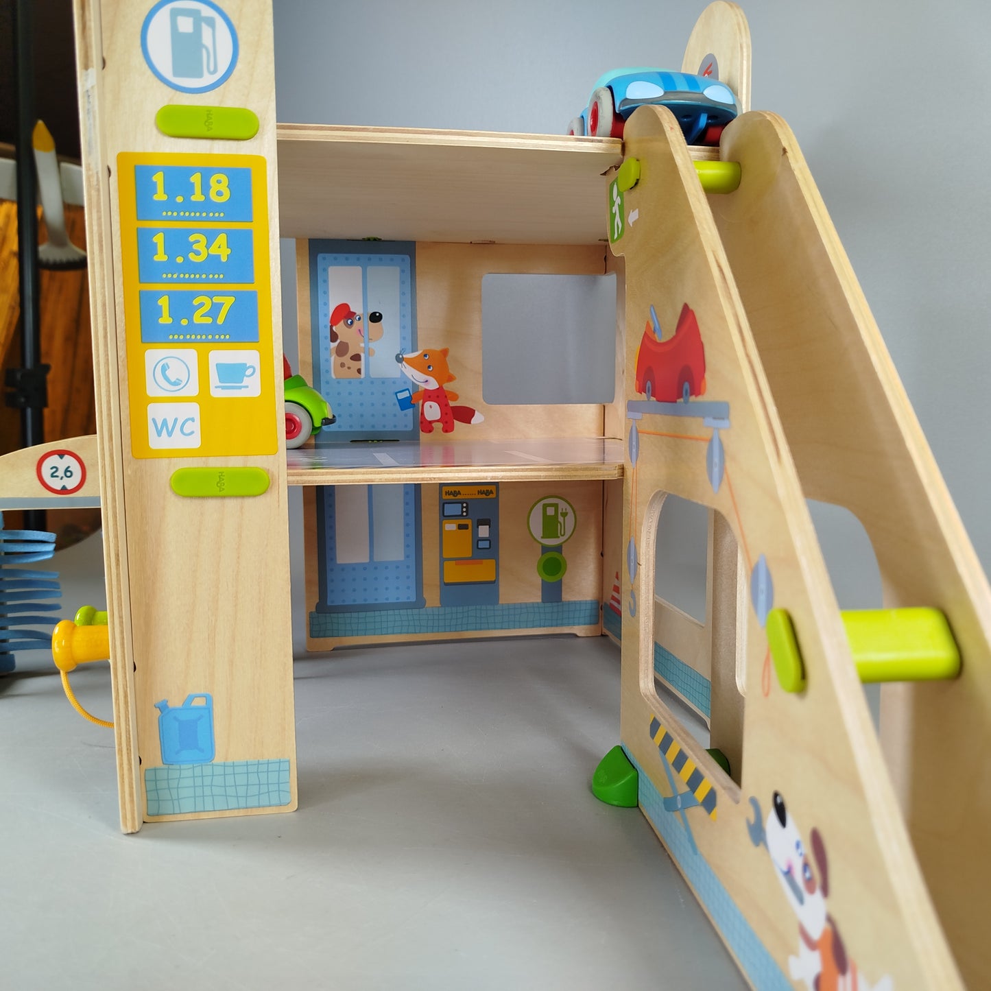 Haba Holzspielzeug Parkgarage Set, mit 2 Autos, wie neu