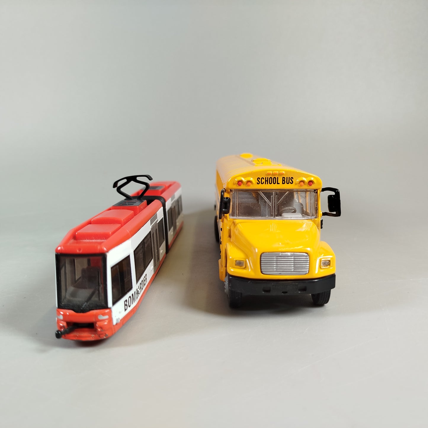 Siku Fahrzeuge Set - Schulbus & Straßenbahn, Modelle