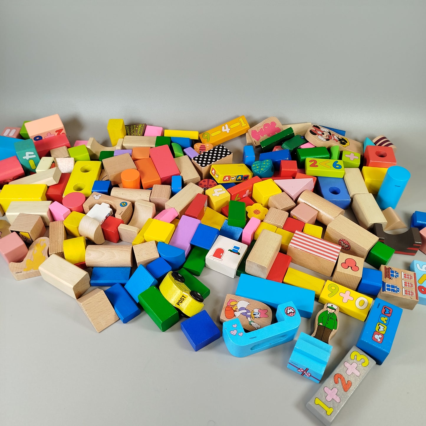 Bunte Holzbausteine mit Motiven und Zahlen – Set