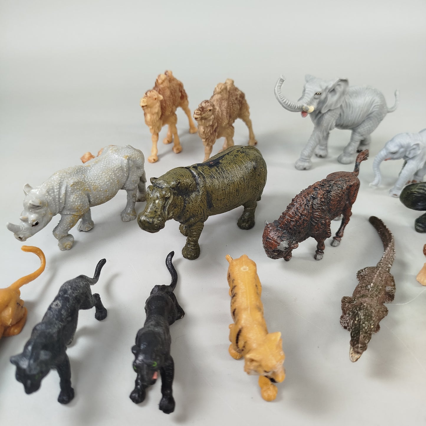 DDR Tierfiguren Set von 16 aus Savanne, Regenwald und Wüste