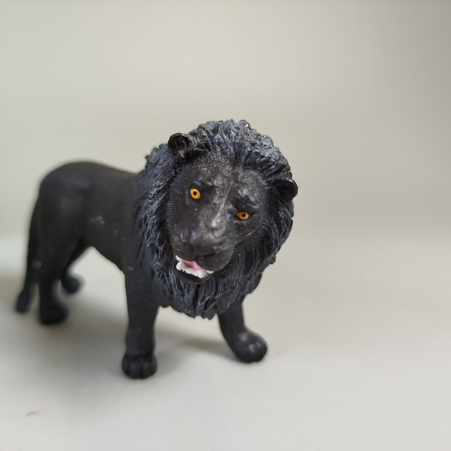 Schleich Tierfiguren Set von 4 – Dinosaurier und Löwen, neuwertig