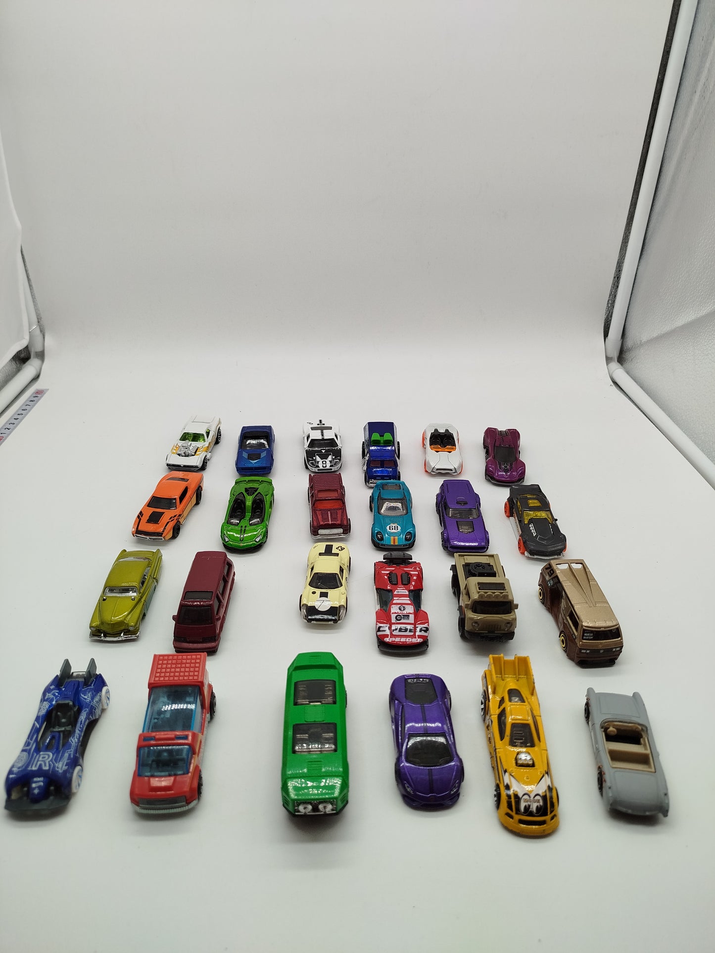 Hotwheels Miniaturautos Set von 24 Fahrzeugen