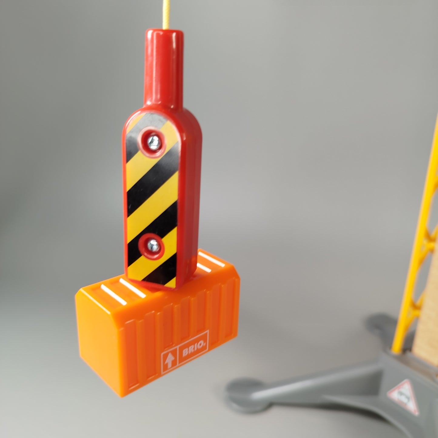 BRIO Holzspielzeug-Kran Set mit 2 Containern, Bauarbeiterfigur