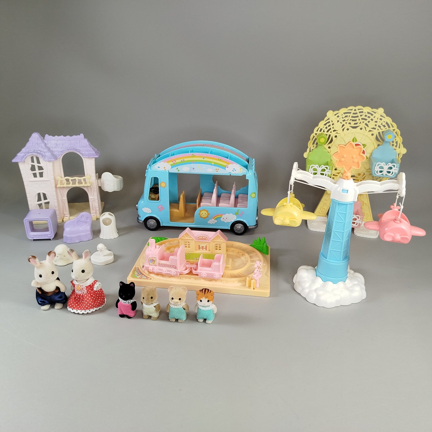 Sylvanian Families – Vergnügungspark mit Karussell, Riesenrad, Bus, Gruselhaus