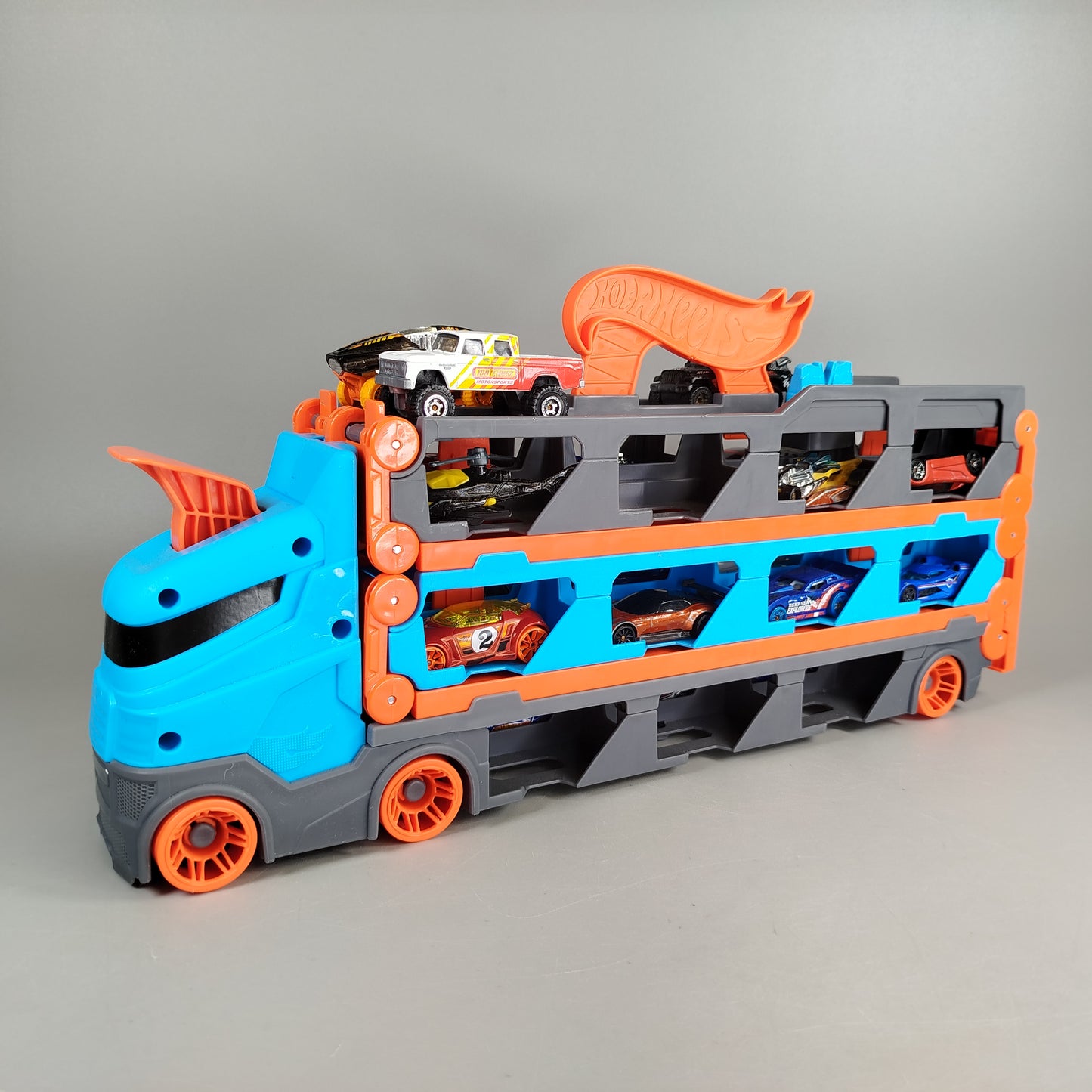 Hot Wheels Transporter & Rennstrecke Set mit 21 Autos, gut