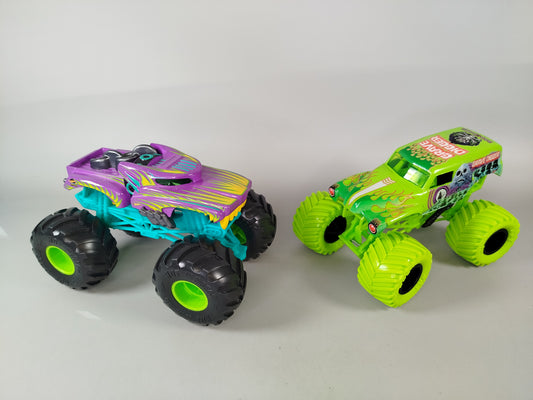 Monster Trucks Set von 2 – Grave Digger & lila Truck