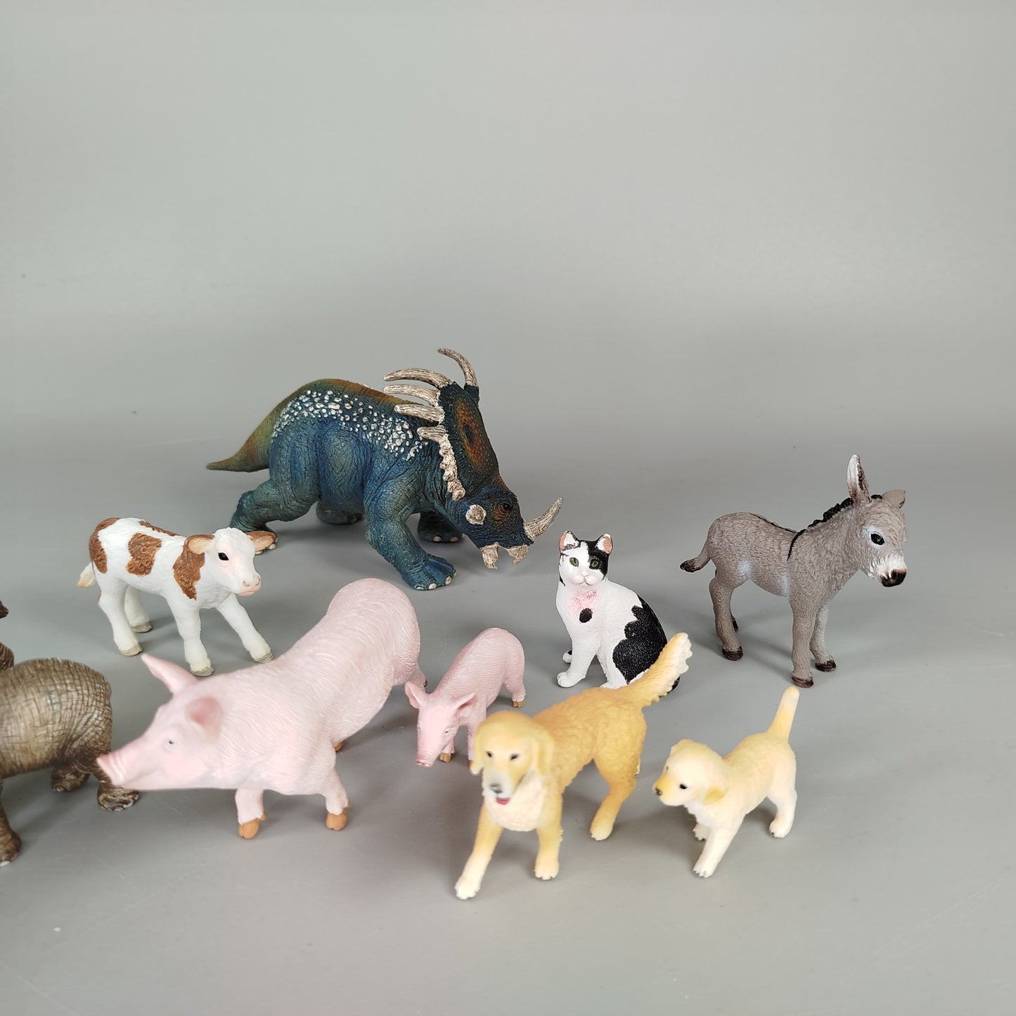 Schleich Tierfigurenset von 10, Elefanten, Hunde, Katzen, Dinosaurier