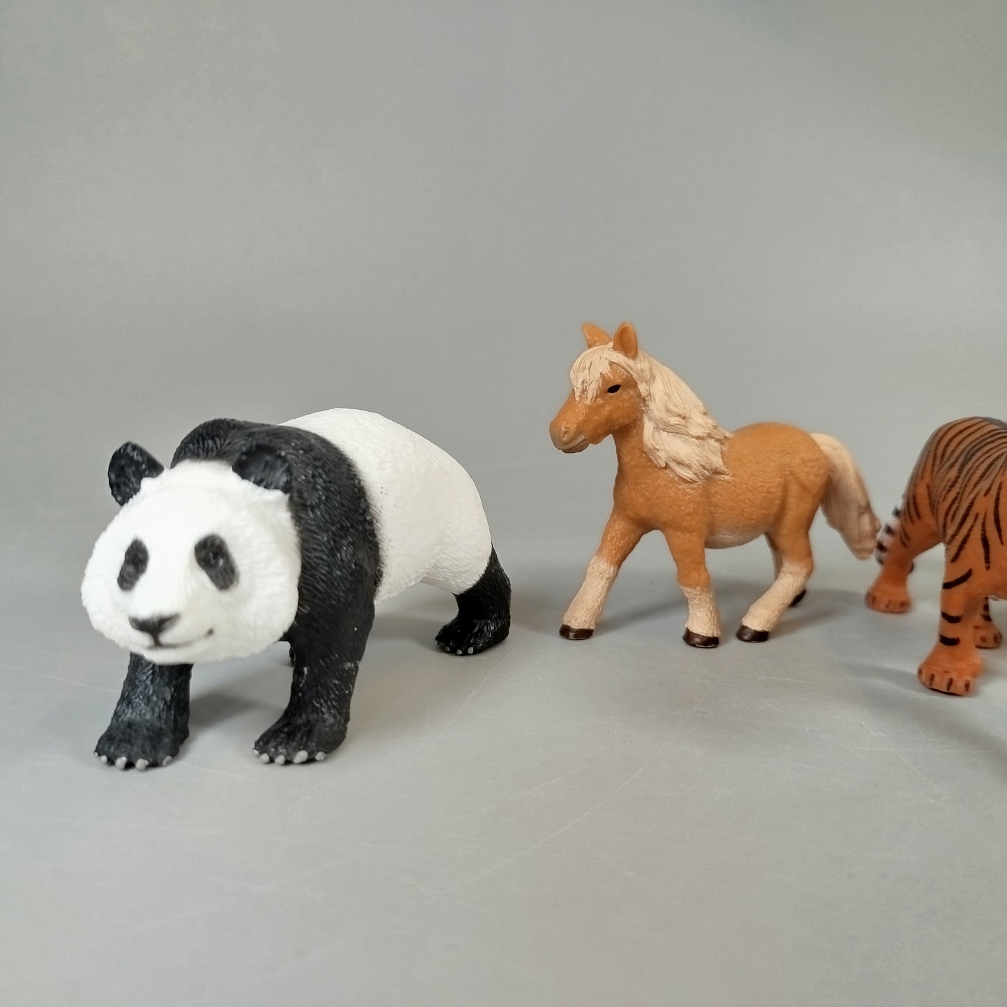 Schleich Tierfiguren Set von 6 – Panda, Pferd, Tiger, Elefanten, Fohlen