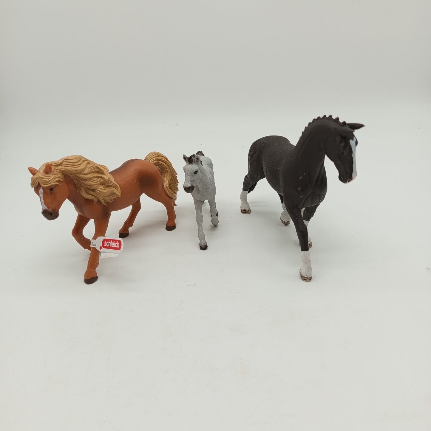 Schleich Pferde Set von 3 Figuren – braun, schwarz & Fohlen